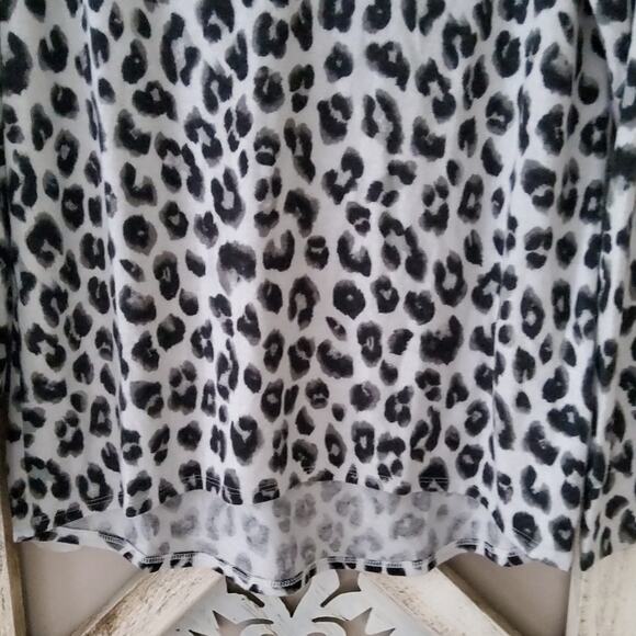 Gibsonlook Women's Long Sleeve V-neck Fleece Top Ivory Black Snow Leopard Print - Picture 6 of 7